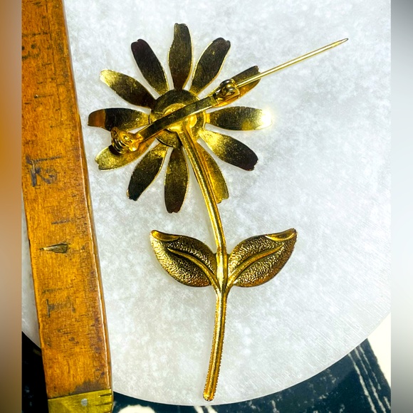 🖤 Vintage 🖤 Daisy Brooch Pin Flower Child Gold Metal Enamel Hippie ✌️Spring 🐝 - Picture 5 of 5